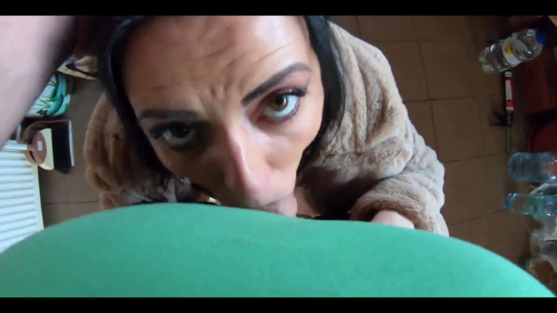 MilfyCalla: Vestido dorado, piel y coño peludo humeante, mamada profunda y...