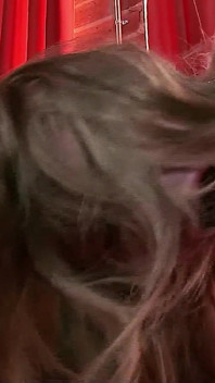 Il ragazzo si fa legare le palle in trio e viene inculato dalla trans