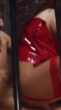Tienen sexo trío de rodillas chupando una polla