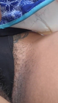 Esposa zorra limpiando el jardín solo con delantal y bragas - Hotwife mostrada