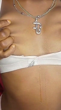 Une Ougandaise essaye de squirter