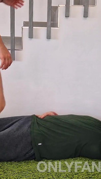 Spor ayakkabı ve çorapla amatör çiğneme