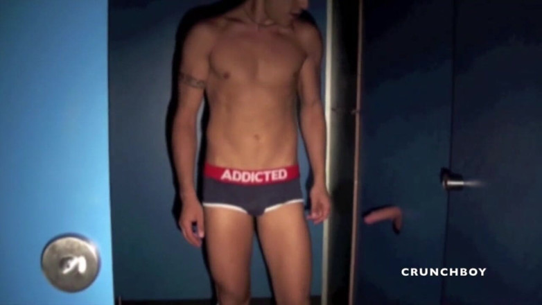 Sneaker gay: Sottomissione con le sneakers nei gloryhole e succhia un cazzo...