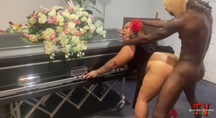 Blvck Rose TV: Dick-o-ween: Belaquis viene scopata nella casa funebri infestata da un...