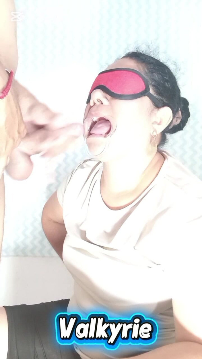 Valkyrieandluigy: Wanita dewasa lagi asik nyepong pakai topeng mata