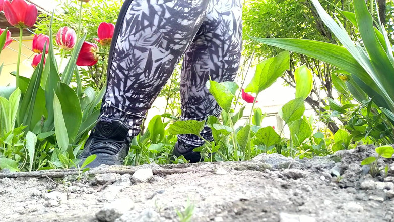 Elena: 堕落した熟女放尿で中央都市公園