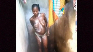 Sex tatie dessi: Saya mengejutkan isteri jiran saya di bilik mandi