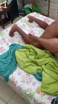 Comiéndola muy sabrosa