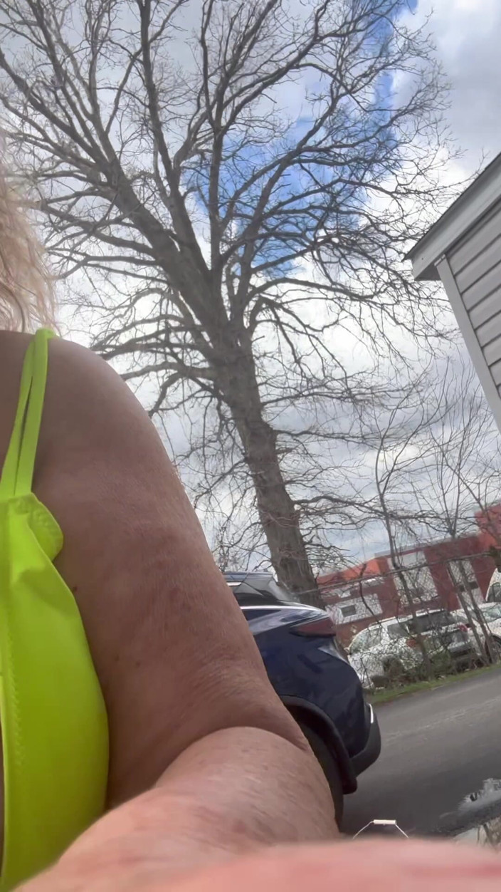 Big Ass 4 U: Sexy myčka aut
