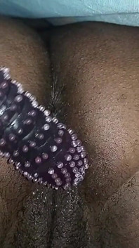 用巨大的黑色假阳具给拉丁女郎的肛门羞辱