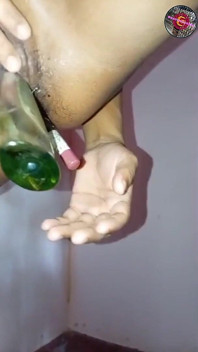 Sri-lankische ehefrau mit dicken möpsen