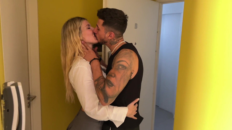 Valentino Roca TV: La moglie bionda traditrice mi chiama per scoparla duramente quando...