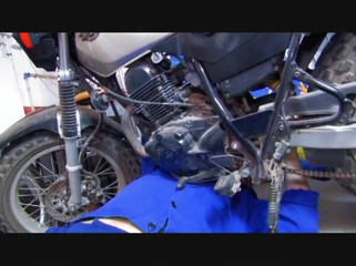 European Classics: Motosikletini tamir ediyor ve sakso çekiyor