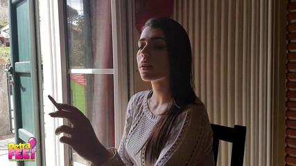 Smokin Fetish: Nádherná brunetka škádlí každého svým kouřením