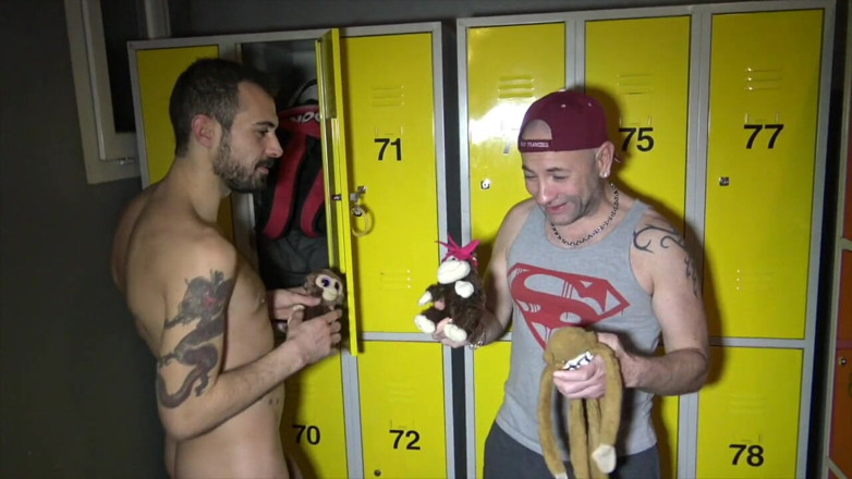 USED BAREBACK BY PORNSTARS HUGE COCK: Enzo Rimenez soyunma odasında Kolo Goan tarafından korunmasız kullanılıyor