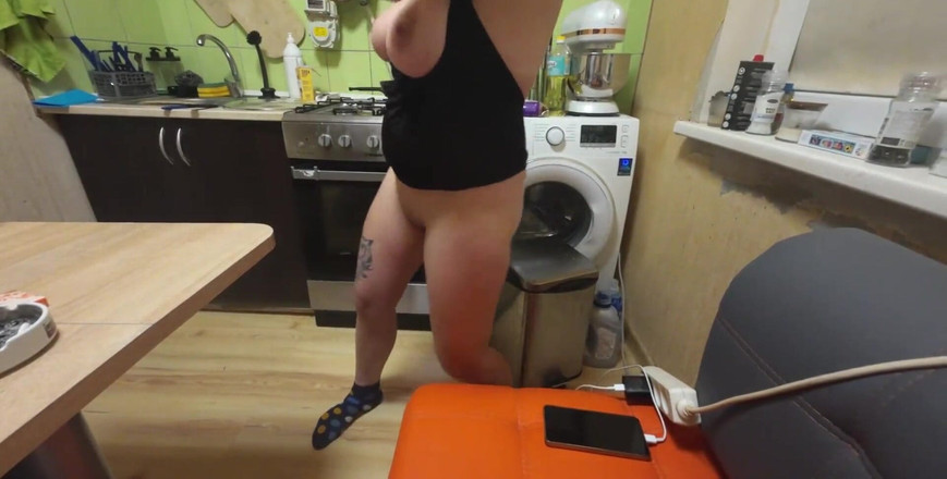 Emma_Alex: Gadis dominan menari di dapur sebelum aku ngentot memek sempitnya