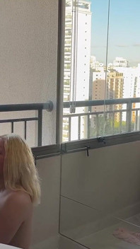 La mia moglie monella mi ha aspettato nella sua camicia da notte sul balcone dell'appartamento - le ho mangiato la figa