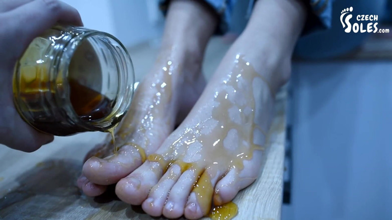 Czech Soles - foot fetish content: Голі ноги в кралі, фут фетиш смачне відео від першої особи!