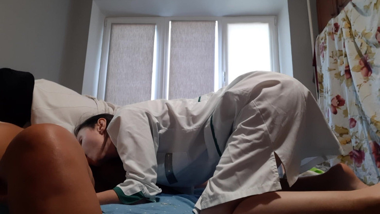 Lesbian-illusion: Due infermiere scopano un paziente (Feticismo del piede, cunnilingus, leccata di...