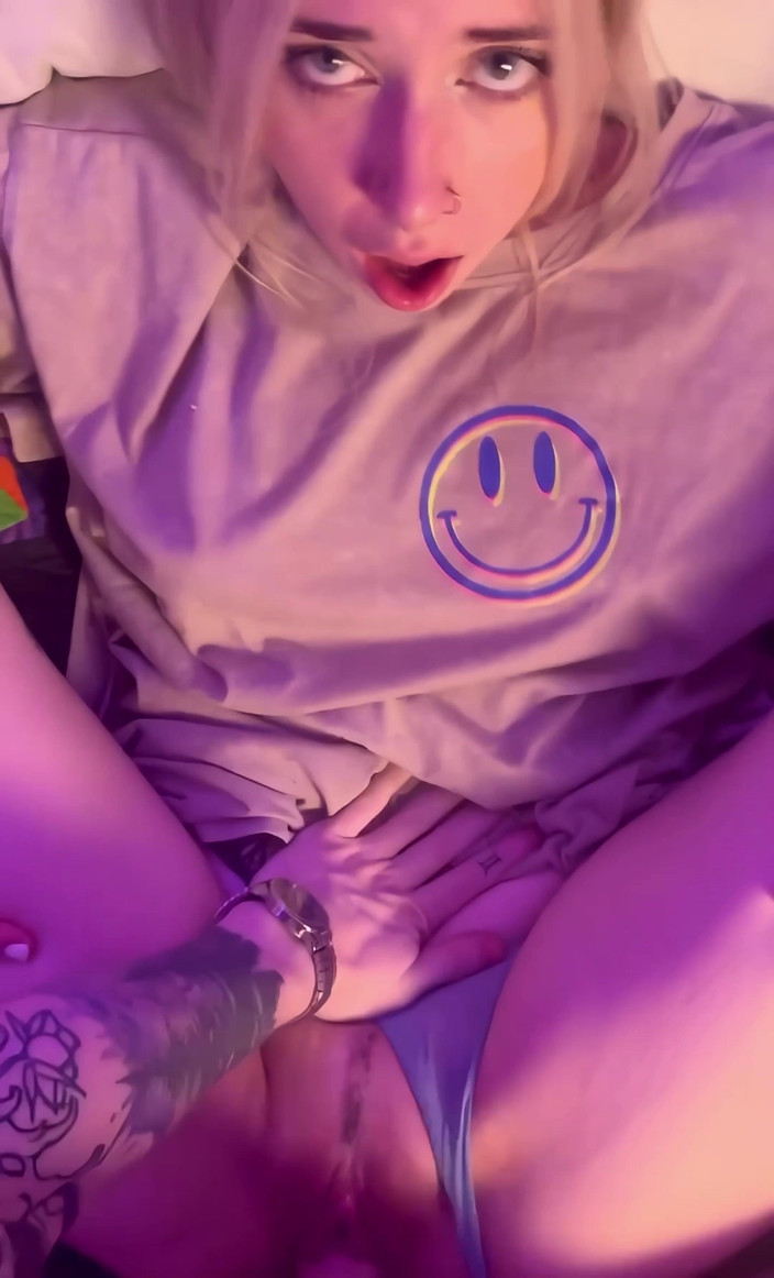 DickDownViVi: 免费使用可爱的金发女郎喜欢中出繁殖