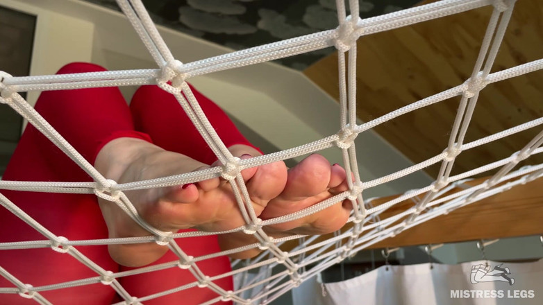 Mistress Legs: 長い裸足のクローズアップ - ハンモックのしわ寄った足の裏と赤い足の指
