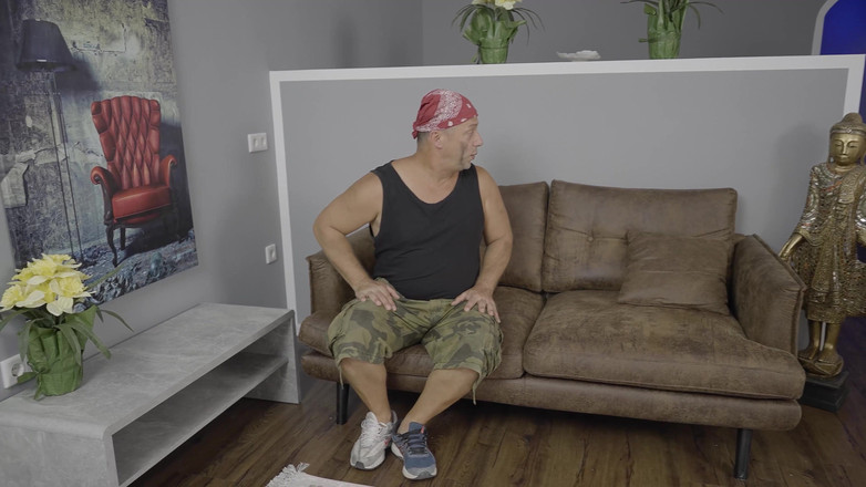 Big Boobs Babe: Un Sdf Couche Avec Une Femme Riche À Gros Nichons