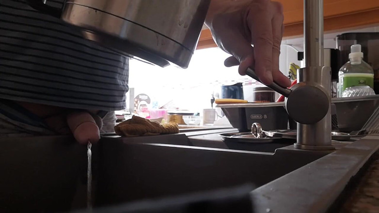 Rafael Torreano: 早上撒尿到厨房水槽