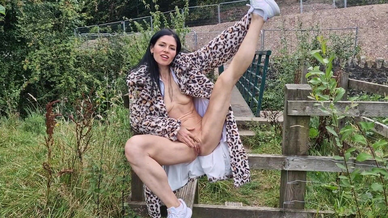 Nicky Brill: Aku lagi asik ngentot memekku sambil bugil di depan umum -...