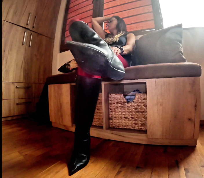 Mistressyammyboots: Lamer Mis Botas Esclavo