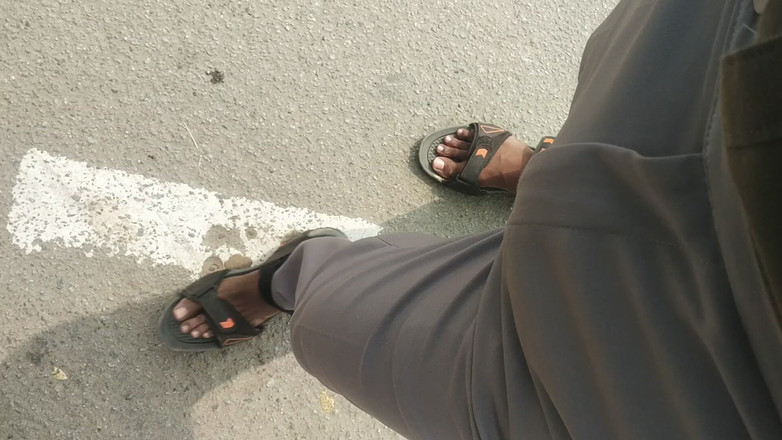 Tamil 10 inches BBC: 泰米尔滕英寸大黑在公交车站表演