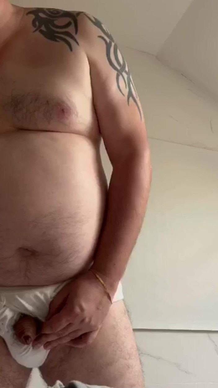 uktattooedchub74: In strakke whities trek ik af en kom klaar
