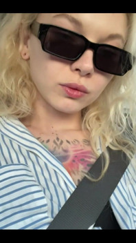 Can’t Resist Showing off Myself Even While My Friends Are in the Car
