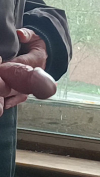 Masturbation et éjaculation par la fenêtre chez un ami - Rockardglans