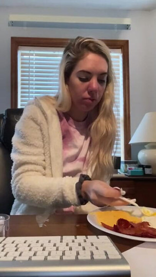 MissAlexiaC: Comendo por 3 minutos