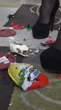 I love to destroy all with my crush heels! The destroying mood of Princess Kirstin!