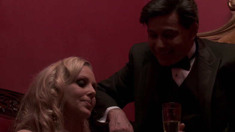 Perv Milfs n Teens: Pornostars in einer heißen orgie, gruppensexszene findet in den 1920er jahren...