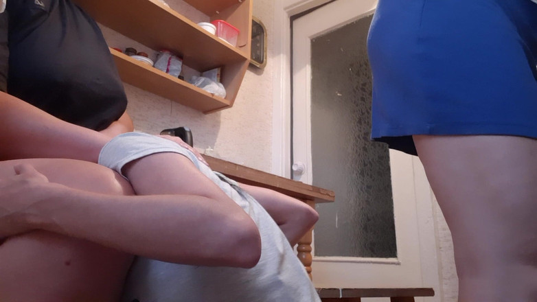 Lesbian-illusion: 설거지를 하는 동안 내 여친이 테이블 아래에서 보지를 위험하게 핥아
