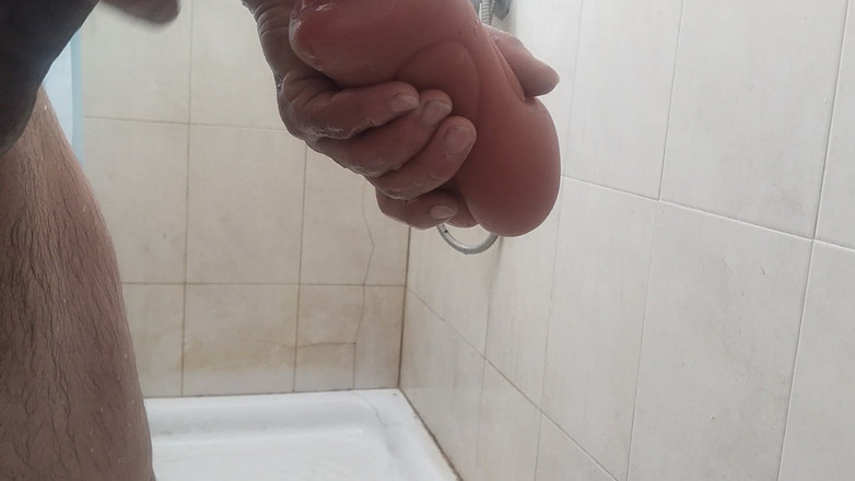 Silkybear143: 坚硬漂亮的鸡巴在洗澡时变得饥渴