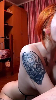 Leidenschaftlicher blowjob einer wunderschönen rothaarigen schönheit