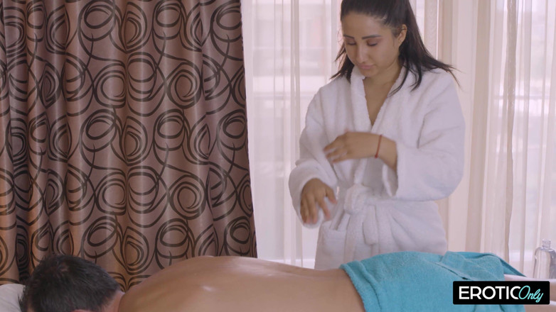 MILFFreaksX: Türk Çırak Yanlışlıkla Sikine Masaj Yapıyor