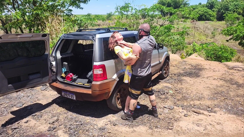 Carmona's films: जोड़ा हैलोवीन पर डेरा डालता है और उसकी पत्नी राक्षस द्वारा चोदी जाती है