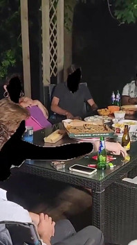 2人のスラットMILFのための11人のホットガイとの放蕩乱交