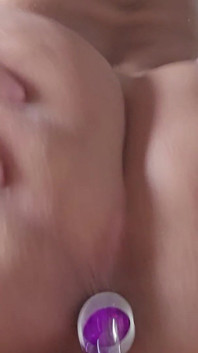 Quente latina milf cavalgando com plug anal