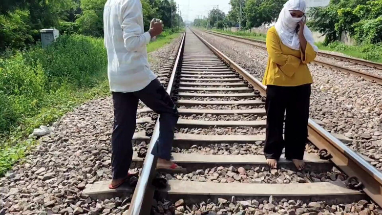 Indian Teen Girl's: Buitenshuis seks stiefbroer en stiefzus buitendeur romantiek en seks Mallu...