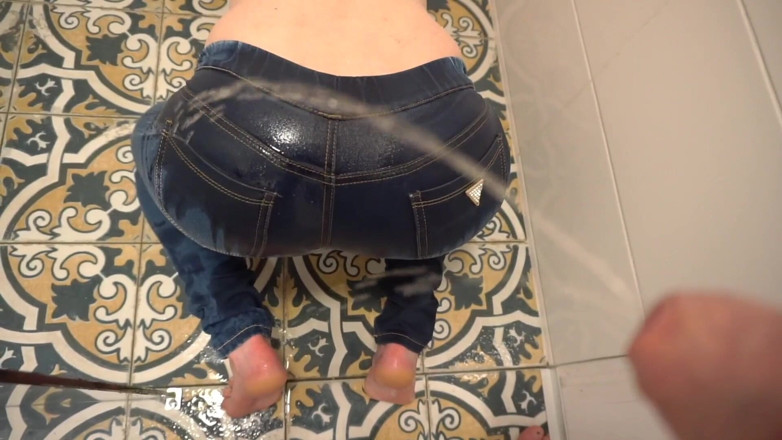 Aqua Pola: Wanhopige plassen in een spijkerbroek en hij plast op mijn...
