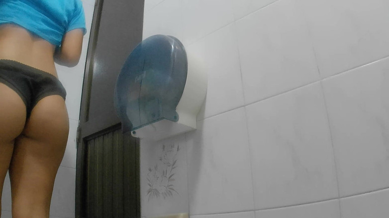 pampammedallo: 公衆トイレで放尿する運動能力の高い女の子