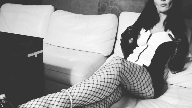 Eva Latexxx: Dominatoare cu fetiș cu picioare negresă și albă sexy cu tocuri înalte,...