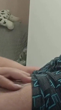 Éjaculation sur la poitrine de sa belle-mère après une pipe profonde