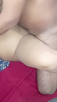 Une petite amie indienne desi vient dans la chambre de son copain et son copain baise sa copine, dirty talk complet en hindi