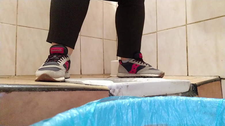 Elena: Gordinha milf mijando e limpando sua buceta em um banheiro